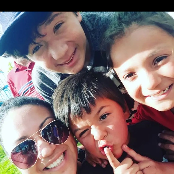 Meet your Posher, Jenn - Picture 3 of 3